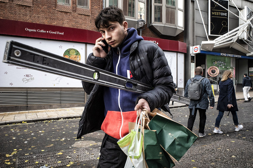 STRAATFOTOGRAFIE  De vrijheid van kijken, luisteren, voelen en slenteren.  Mijn plezier zit in het vastleggen van ‘gewone’ momenten met een verhalend karakter. Soms raadselachtig, grappig of ernstig. Het lijkt de waarheid maar is het niet. Het is de interpretatie van jou (en mij) van een moment van de werkelijkheid.